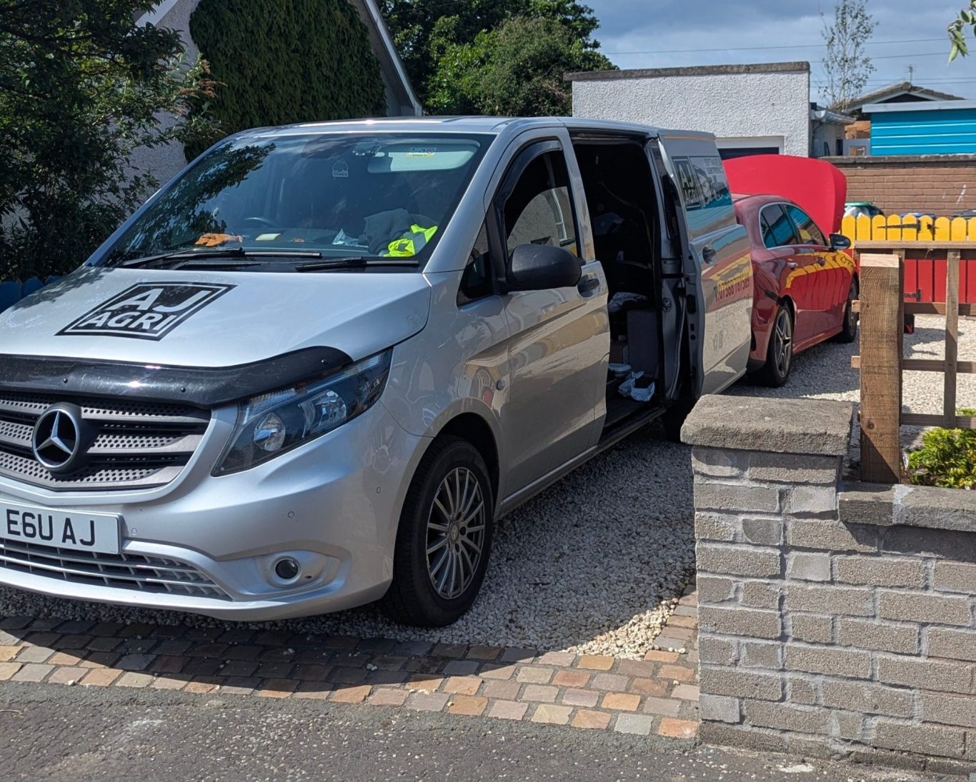 Mobile battery replacement van fitting a car battery on a driveway in Fife. Mobile battery replacement van fitting a car battery on a driveway in Fife.